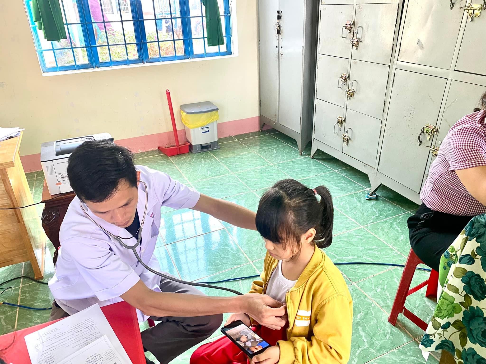 Trường MN Hoa Pơ Lang phối hợp với trạm Y tế xã Đăk Buk So tổ chức tiêm phòng cho các bé